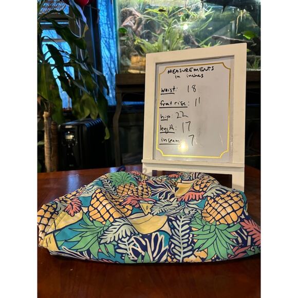 Vineyard Vines swim suit tropical trunks bathing suit sz Medium 7 inch inseam - Picture 8 of 8